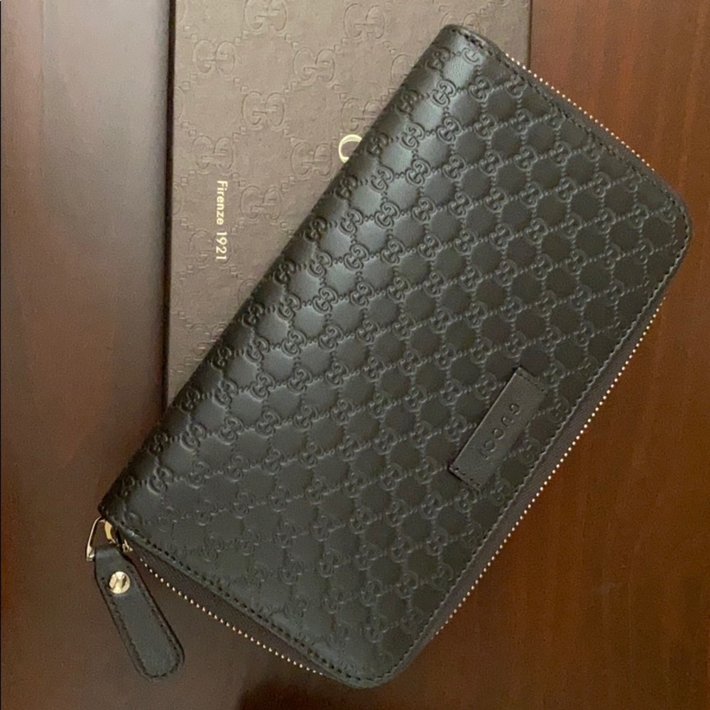 Gucci MicroGuccissima leather zip wallet